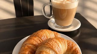 Café con leche y dos medialunas