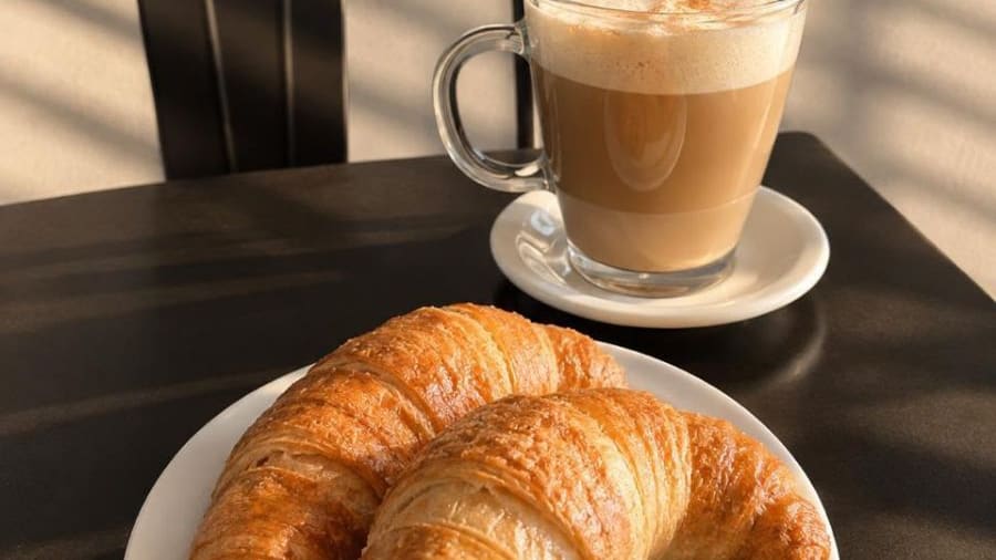 Café con leche y dos medialunas
