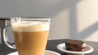 Café con leche y alfajor